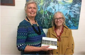  ?? Photos: Elyse Wurm ?? ON DISPLAY: Susan Ellwood (left) and Sue Keong complied the work of 55 artists into a book for the Warwick Artist Group.