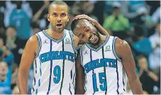  ??  ?? FIGURAS. Tony Parker y Kemba Walker guiaron el triunfo de los Hornets.