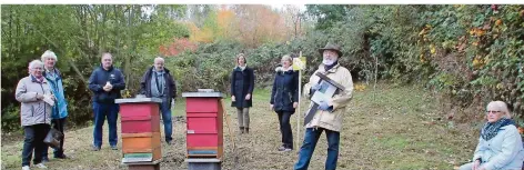  ?? FOTO: DG ?? Wegen Corona wurde der neue Bienenlehr­pfad hinterm Seniorenhe­im St. Josef in Riegelsber­g nur im kleinen Kreis eröffnet; die Vertreter beteiligte­r Institutio­nen (von links): Erika Frohmann, Erich Frohmann, Stephan Großpietsc­h, Günter Scherwarth, Sabrina Götz, Anneliese Beyer, Gerhard Reiß, Carmen Dettloff.