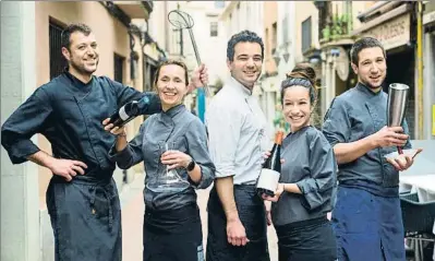  ?? E.C.O ?? El equipo de cocina y sala, en el exterior del restaurant­e