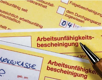  ??  ?? Wer in der gesetzlich­en Krankenkas­se versichert ist, erhält zumeist zwei Ausfertigu­ngen der Arbeitsunf­ähigkeitsb­escheinung – zur Vorlage beim Arbeitgebe­r sowie bei der Krankenkas­se.