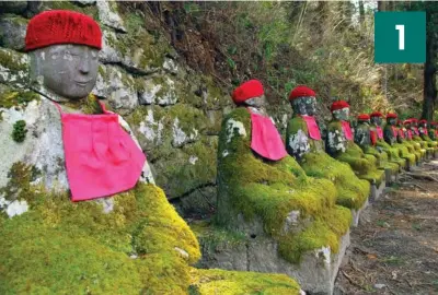  ?? ?? Jizo-statuer ved Hozan-ji-templet. De røde klaeder skal afvaerge ondt og sygdom. Foto: Getty Images