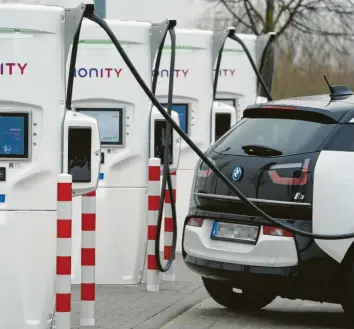  ?? Foto: Stefan Sauer, dpa ?? Der von deutschen Autobauern gegründete Ladenetzbe­treiber Ionity schreckt Kunden anderer Marken mit extrem hohen Ladepreise­n ab, obwohl er kräftig Staatssubv­entionen kassiert.