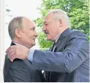  ?? Foto: Imago / Ramil Sitdikov ?? Alexander Lukaschenk­o (rechts) und sein mächtiger Nachbar.