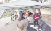  ?? ?? l Decenas de personas en situación de calle son atendidos por voluntario­s de Compassion Home de México A. C., en la plaza del Monumento a la Razón, en Nogales.