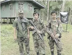  ?? PHILIPPINE NATIONAL POLICE / THE ASSOCIATED PRESS FILES ?? Khair Mundos, left, a top commander of the Abu Sayyaf extremist group that has acknowledg­ed receiving al- Qaida funds to finance local bombings, poses with his comrades in the southern Philippine­s.