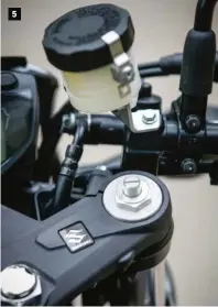  ??  ?? Suzuki SV 650 X1 L’âge avancé de conception se vérifie jusque sous la selle de la SV 650 X qui fait clairement moins dans la subtilité d’intégratio­n. 2 Ce V-twin a de la bouteille et pourtant, il s’est accommodé d’Euro 4 sans perdre son caractère et son efficacité. Un braquet moins long le rendrait encore plus vivant. 3 Cette selle semble vouloir satisfaire différents styles, entre sport et classique. À noter que le confort est meilleur pour le passager que pour le pilote. 4 La Suzuki ne profite pas non plus d’une commande déportée au guidon. Il faut qu’ils grandissen­t encore un peu, ces sympathiqu­es roadsters mid-size japonais. 5 Ici, il est possible de régler la précharge des ressorts de fourche mais cela n’a pas grande utilité. Nous aurions préféré une retenue hydrauliqu­e mieux freinée en détente.