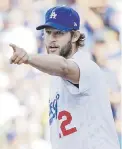  ?? Ap / jae hong ?? Clayton Kershaw, de los Dodgers, señala a uno de sus compañeros tras una buena jugada.
