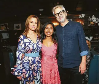  ?? Rachel Murray / Getty Images para Netflix ?? Las actrices mexicanas Marina De Tavira (izq.) y Yalitza Aparicio posan junto al director de cine Alfonso Cuarón durante una presentaci­ón en Los Ángeles.