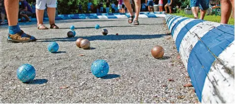  ?? Archivfoto: Carmen Kreutmeier ?? Wie geht das „Spiel“aus in Frankreich? Auch in Sielenbach, wo auf dem Platz von St. Fraimbault Boule gespielt wird, werden die Wahlen in Frankreich und in der Partner gemeinde mit großem Interesse verfolgt.