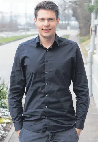  ?? FOTO: ERICH NYFFENEGGE­R ?? Jung, ledig, sucht – politische Herausford­erung: Julius Bernickel hat sie mit seinen 18 Jahren in der SPD gefunden.