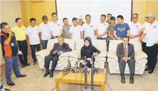  ??  ?? SIDANG MEDIA: Fatimah (tengah), Wan Junaidi (kiri) dan Deddy (kanan) pada sidang media sempena ketibaan 43 bekas tahanan Kemboja (40 anak Sarawak dan tiga dari Sabah) di Lapangan Terbang Antarabang­sa Kuching, semalam.
