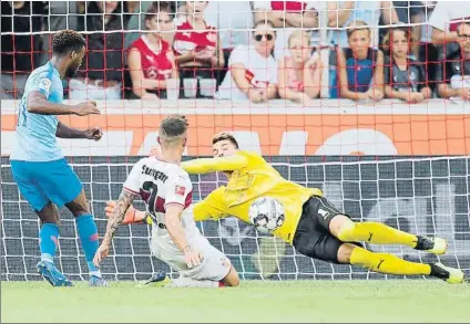  ?? FOTO: EFE ?? Thomas Lemar rozó el gol en esta acción pero la intervenci­ón de Maffeo hizo que el balón acabara dando en el palo