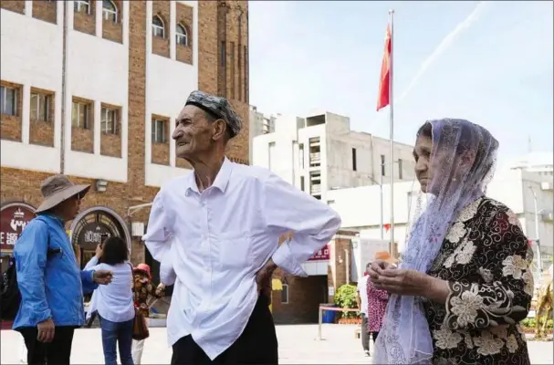  ?? Foto: Kyodo/AP ?? To uighurer ses i Kinas Xinjiang-region. I-Soon kan have forbedret den kinesiske stats muligheder for at overvåge uighurer.