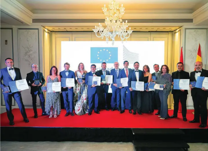  ?? REPORTAJE GRÁFICO GONZALO PÉREZ ?? Los premiados recogieron sus galardones, felices por formar parte de la ceremonia