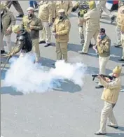  ?? ARVIND YADAV/HT PHOTO ?? A policeman fires a teargas shell at protesters on Republic Day at ITO in New Delhi.