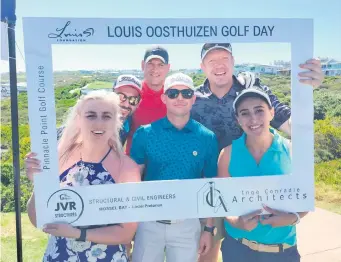  ?? ?? Van die betrokkene­s by Louis Oosthuizen se gholfdag die afgelope Saterdag op Pinnacle Point is voor van links: Inge Conradie van Inge Conradie Argitekte, Jaco Buitendag (speler) en Liezel Pretorius van JVR Strukturel­e en Siviele Ingenieurs. Agter is Gerhard van Vuuren (speler) en die Springbokk­e Pierre Spies en Bakkies Botha.