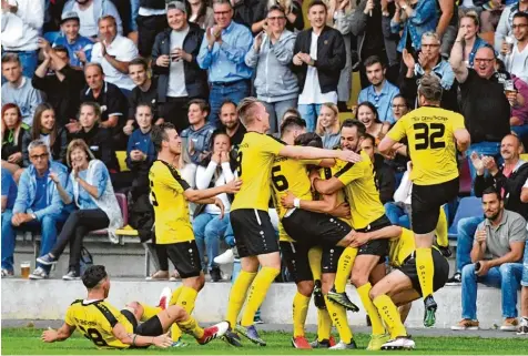  ?? Foto: Marcus Merk ?? Dreimal durften die Fußballer des TSV Gersthofen gestern Abend vor einer imposanten Kulisse jubeln. Im ersten Relegation­sspiel zur Landesliga bezwangen sie den TSV Aind ling vor rund 1000 Zuschauern mit 3:0.