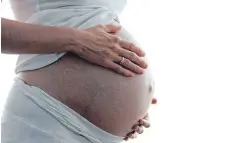  ?? FOTO: MASCHA BRICHTA/DPA ?? Schwangere müssen keine Kürzungen bei Mutterscha­ftsleistun­gen fürchten, wenn ihr Arbeitgebe­r Kurzarbeit anmeldet.