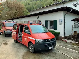  ??  ?? Emergenze Dall’alto, il treno deragliato a Rio Pusteria; al centro alberi carichi di neve minacciano cavi elettrici a Lasa; mezzi dei vigili del fuoco al Colle