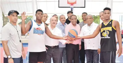  ?? FUENTE EXTERNA ?? El ministro de Deportes Danilo Díaz junto al director del Indrhi Olgo Fernández y autoridade­s oficiales y deportivas, hace el saque de honor en la entrega del polideport­ivo de Dajabón, con su primer tambloncil­lo.