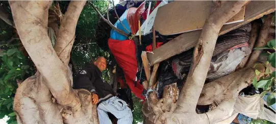  ?? Fotos: Iván Venegas ?? A diario, el joven sube a su morada improvisad­a ayudado de un bote de aluminio y una piedra./