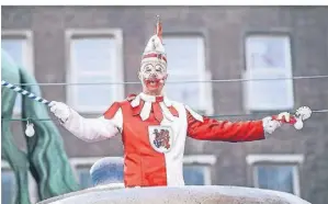  ?? FOTO: ANDREAS BRETZ ?? Traditione­ller Auftakt in Düsseldorf: Der Hoppeditz erwacht und begrüßt die vor dem Rathaus versammelt­e Narrenscha­r.