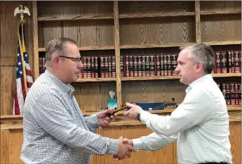  ?? TIMES photograph by Annette Beard ?? At the end of his last City Council meeting Tuesday, Dec. 20, retiring Mayor Jackie Crabtree, left, passed the gavel to Nathan See, right, who will be sworn in as mayor on Jan. 1, 2023. See ran unopposed for the mayor’s seat. He has been a city employee since 2003 and the Street Department superinten­dent since 2010.