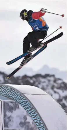  ?? FOTO: DPA ?? Florian Preuss springt am 24. November im Skigebiet von Neustift im Stubaital bei der Qualifikat­ion zum Freeski-Weltcup.