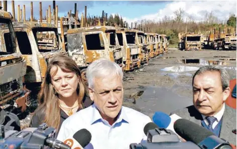  ??  ?? ► Ex Presidente Piñera durante una visita a La Araucanía este año.