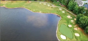  ?? PHOTOS BY HYOSUB SHIN / HYOSUB.SHIN@AJC.COM ?? SUMMER GROVE GOLF CLUB’S PAR-4 5TH HOLE: The shortest par 4 may be its prettiest. But there is water that runs the length of the hole and guards it short and right.