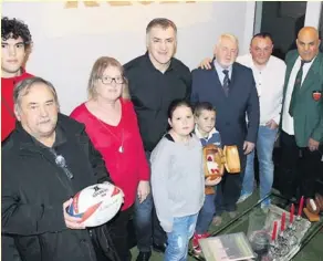  ?? Photo DR ?? Thierry Salomon, ici entouré de sa famille, ne ressent aucune injustice vis à vis du rugby, même s’il avoue « avoir des frissons dans le dos » devant la violence de certains chocs.