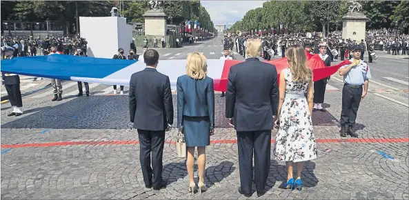  ??  ?? Französisc­he Grandesse am 14. Juli: Dem US-Präsidente­n haben die Feierlichk­eiten zum Nationalfe­iertag in Paris sichtlich Spaß gemacht.
