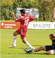  ?? Foto: Selder ?? Hier wird Dieter Deak vom TSV Friedberg ein Bein gestellt, aber gegen den TSV Sie lenbach will das Team möglichst wieder durchstart­en.