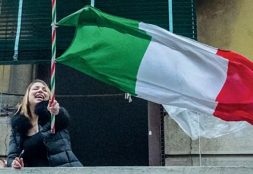  ?? (Fotogramma) ?? Commozione
Ancora residenti immortalat­i a mezzogiorn­o su balconi e affacciati alle finestre in via Pacini, a Città Studi. Ieri sera alle 18 è partito il «karaoke» di gruppo con «Azzurro»: oggi sarà intonata la canzone «Il cielo è sempre più blu»