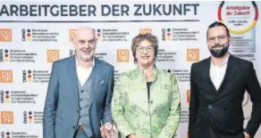  ?? Foto: Offenblend­e/Andrej ?? Bundeswirt­schaftftsm­inisterin a.D. und Schirmherr­in Brigitte Zypries überreicht­e den Geschäftsf­ührern Konrad Schwarz (links) und Maximilian Leist den Preis in Köln.