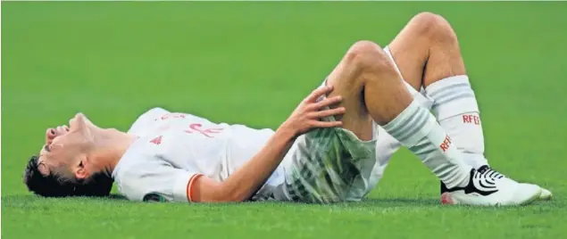  ??  ?? Pedri se queja de un golpe durante un partido con la Selección española en la Eurocopa.