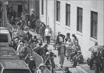  ?? GUO KE / XINHUA ?? American people wait in line to ask for food aid on May 14, 2020.