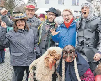  ?? FOTO: BIG ?? „Ali Gero“: Reid Harman aus Peoria (Dritter von links) lässt sich bei seinem Besuch in Friedrichs­hafen das Narrenbaum­setzen in Ailingen nicht entgehen. Närrisch gut drauf waren auch seine Gastgeber (von links) Karin Seckinger, Norbert Sebastian,...