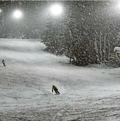  ??  ?? Tiefe Minusgrade, ein paar Flutlichte­r als Spots: Beim Nachtskifa­hren erlebt man die Piste im wahrsten Sinne in einem anderen Licht.