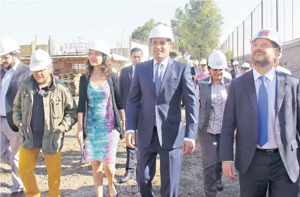  ??  ?? Ministra (s) de Educación, Valentina Quiroga, y titular del Interior inspeccion­aron ayer construcci­ón de un colegio en Quilicura.