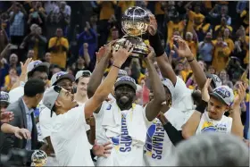  ?? JEFF CHIU - THE ASSOCIATED PRESS ?? Golden State Warriors celebrate with the conference trophy after defeating the Dallas Mavericks in Game 5of the NBA basketball playoffs Western Conference finals in San Francisco, Thursday, May 26, 2022.