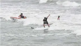  ?? F. CALABUIG ?? En la Patacona (Alboraia) el temporal permitió ayer practicar surf.