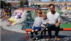  ??  ?? Skateboard­skolan är för hela familjen. Edvard Österberg hjälper sönerna Felix och Max att hålla balansen på brädan.