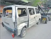  ?? SUSHIL KUMAR/HT ?? An eightyearo­ld student of a private school was killed and nine other children were injured when a speeding goods carrier hit a private van in north Delhi’s Dheerpur on Tuesday.