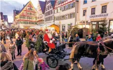  ?? ARCHIVFOTO: THOMAS WARNACK ?? In diesem Jahr fällt der Riedlinger Christkind­lesmarkt aus. Kutschfahr­ten und weiteres weihnachtl­iches Programm gibt es dafür am 17. Dezember, am langen Einkaufsta­g.