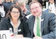  ??  ?? In Neuss ein Grenadier: Steuerbera­ter Thomas Rohrbach und Frau Ellen.