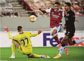  ?? AFP PIC ?? Arsenal’s Pierre-Emerick Aubameyang (centre) scores against Benfica in Thursday’s Europa League last 32, second leg at the Karaiskaki Stadium in Athens.