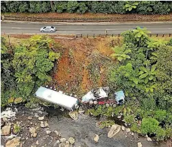  ?? PHOTO: TOM LEE/STUFF ?? A truck carrying fruit toppled into the Karangahak­e Gorge at 5am yesterday.