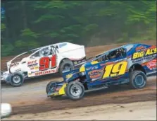  ?? PHOTO COURTESY KUSTOM KEEPSAKES ?? Jessey Mueller (19) works underneath Jackie Brown (91) during modified action Friday night at Albany-Saratoga Speedway.